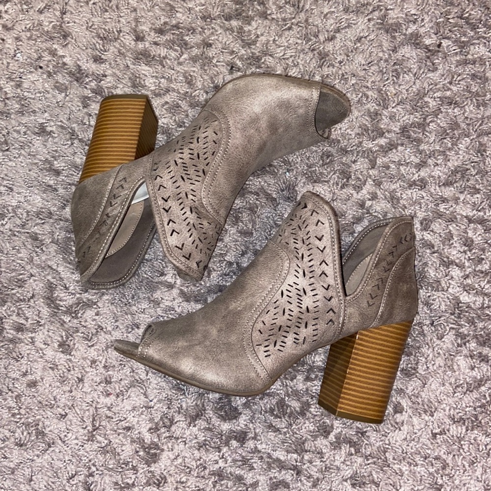 fergie Open toe boot heel